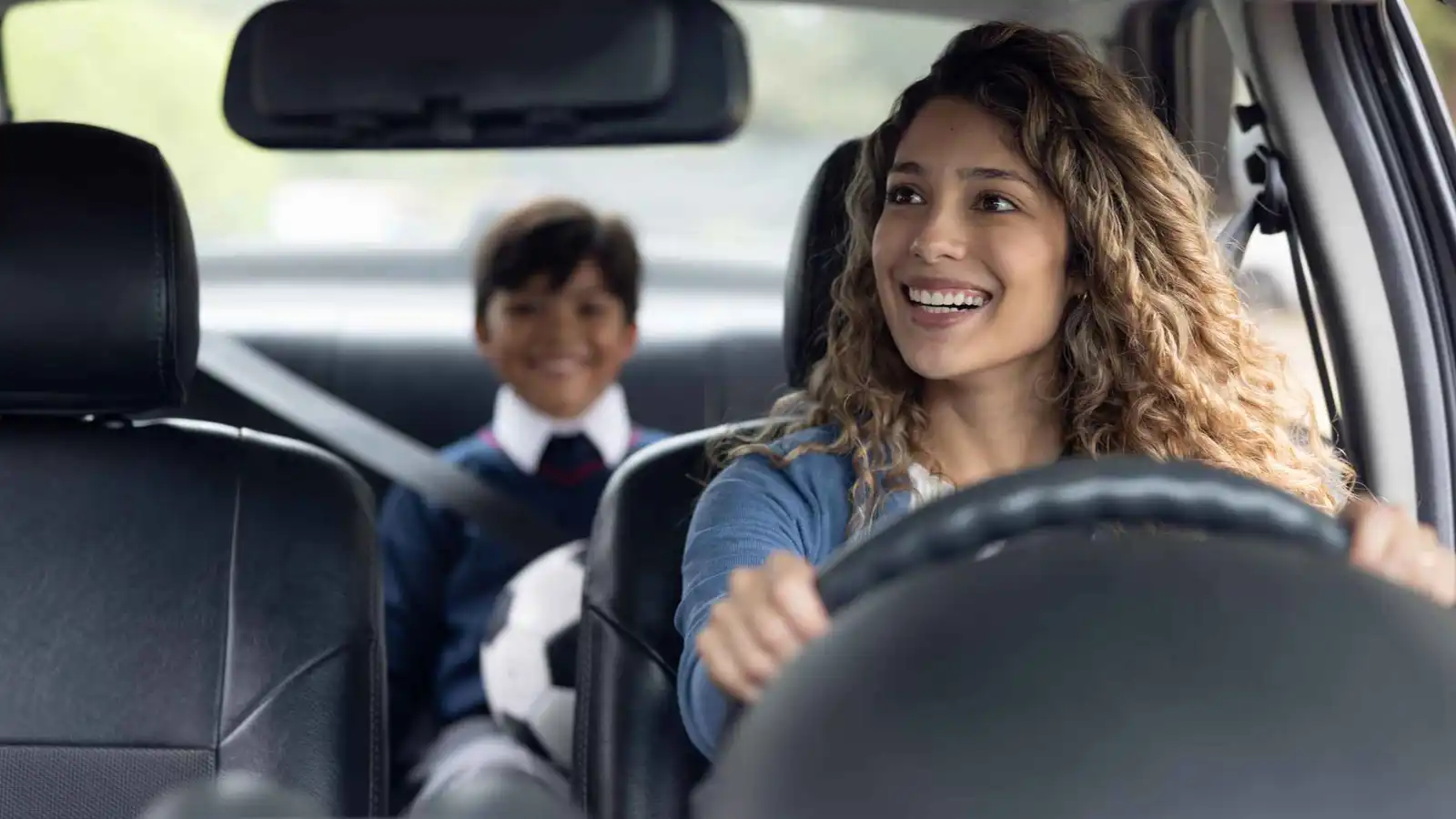 كيف تشجع طفلك على التحدث معك عن يومه؟