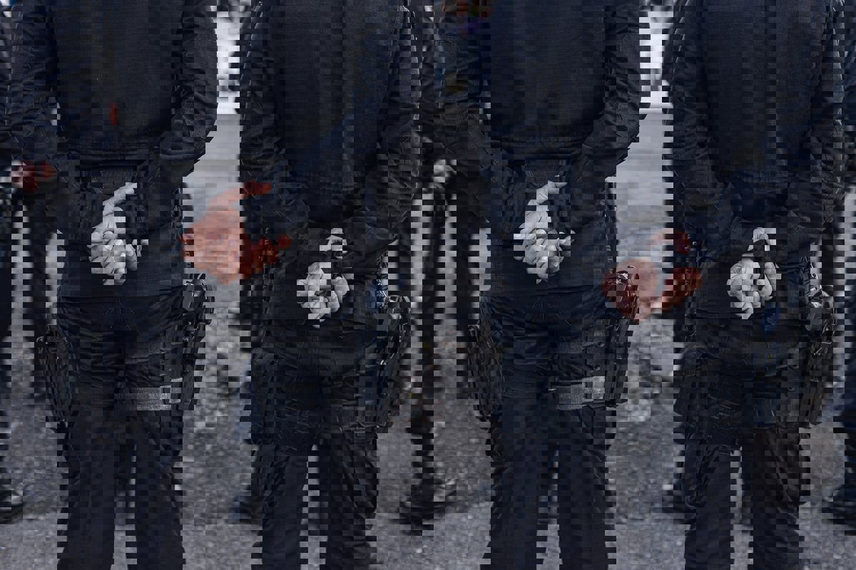 شاب يقطع يد والدته لاستخدام أصابعها بالوصول لحسابها البنكي