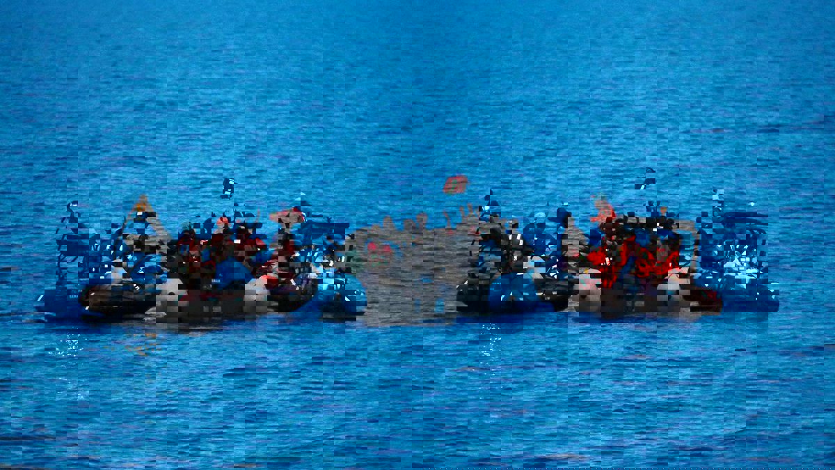 جثث تطفو قرب الشاطئ.. السلطات الليبية تواصل البحث عن مهاجرين غرق مركبهم في البحر