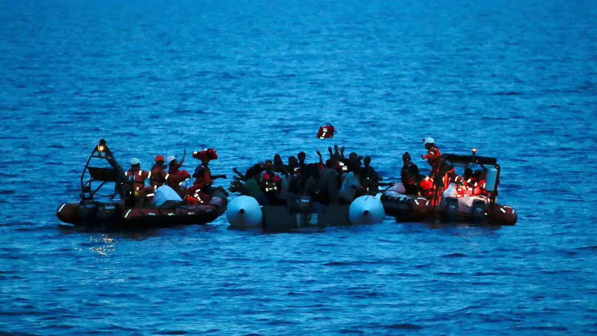 جثث تطفو قرب الشاطئ.. السلطات الليبية تواصل البحث عن مهاجرين غرق مركبهم في البحر