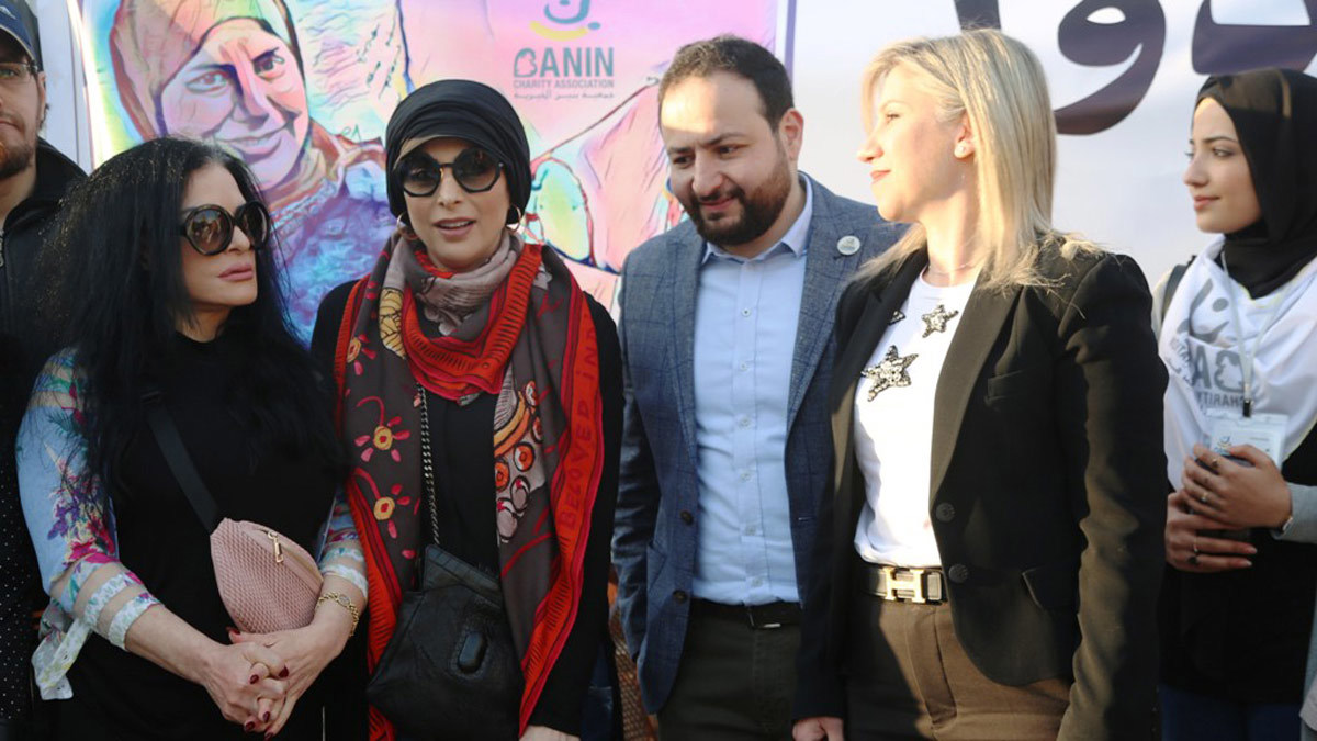 أمل حجازي والإعلامية نضال الأحمدية "تتسولان" في الشارع (فيديو)