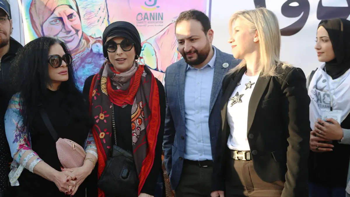 أمل حجازي والإعلامية نضال الأحمدية "تتسولان" في الشارع (فيديو)