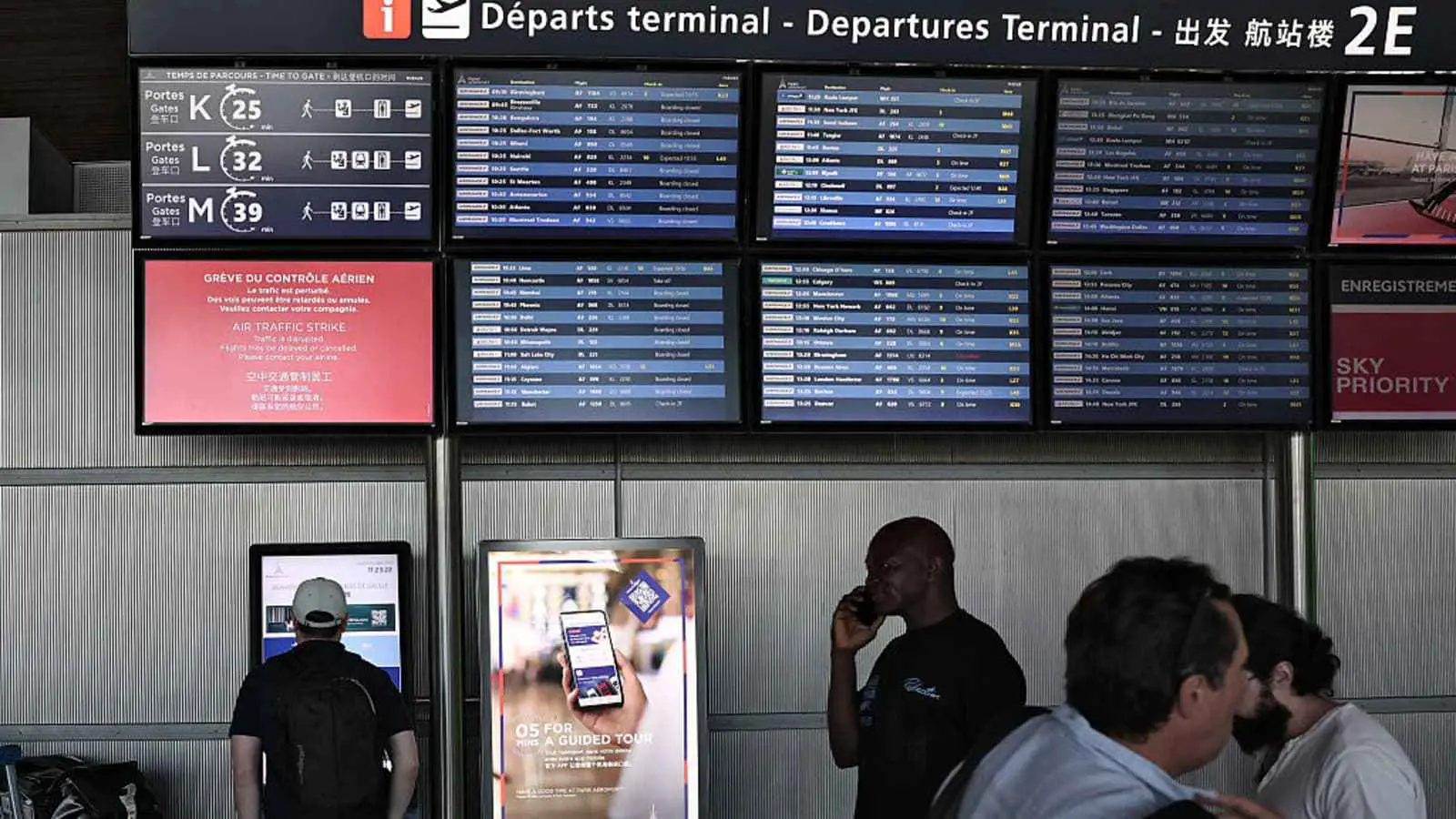 إضراب المراقبين الجويين يشلّ الأجواء الفرنسية