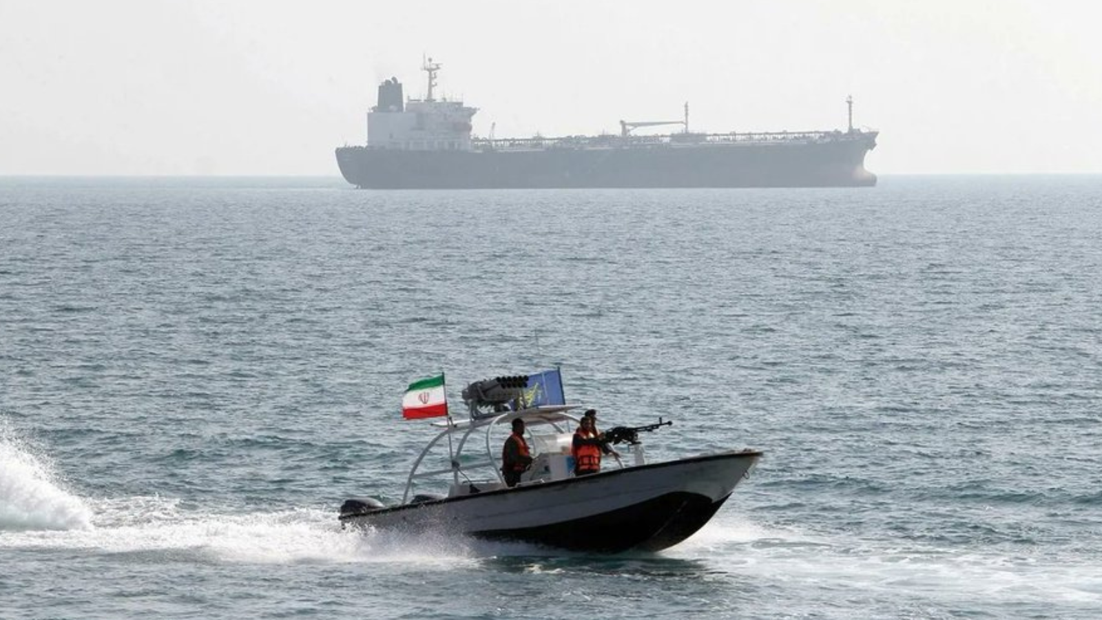 إيران تحتجز ناقلة نفط أجنبية (صور)