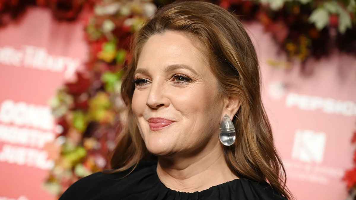 بعمر الخمسين.. درو باريمور ترفض التجميل وتتحدث عن قبول الذات