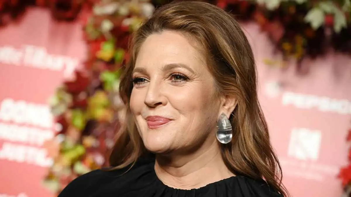 بعمر الخمسين.. درو باريمور ترفض التجميل وتتحدث عن قبول الذات