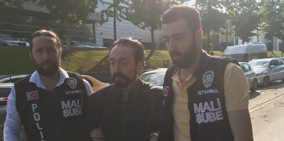 القبض على "الداعية" عدنان أوكتار والعشرات من أتباعه في تركيا