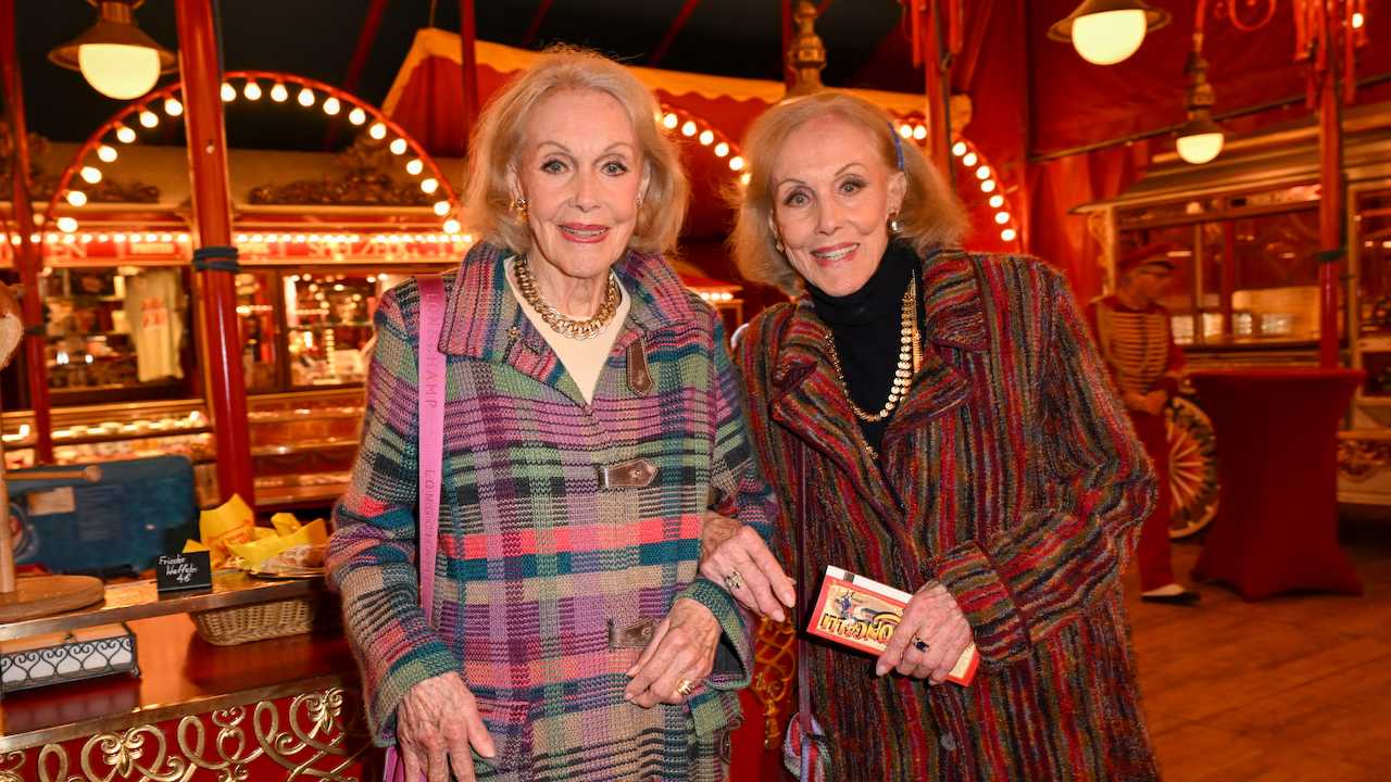 توأمان تُنهيان حياتهما معًا بعد مسيرة فنية عالمية