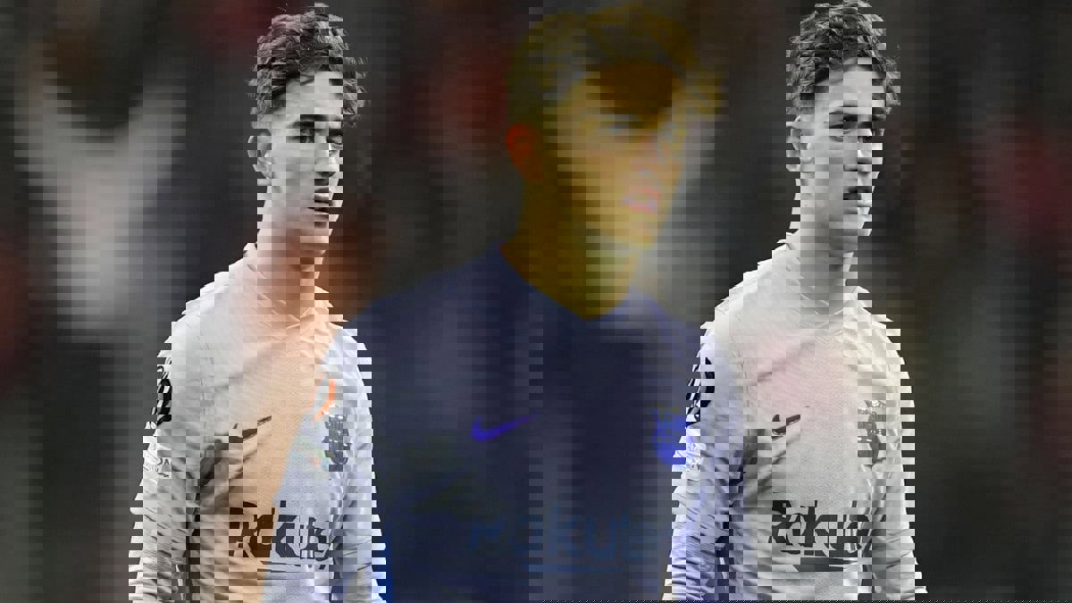 جافي يحمل ديست على ظهره بعد مباراة برشلونة وغالطة سراي (فيديو)