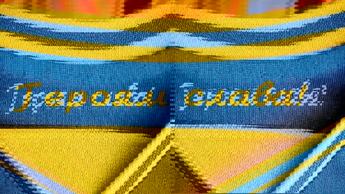 أوكرانيا ستجعل الشعار السياسي رمزا كرويا لها