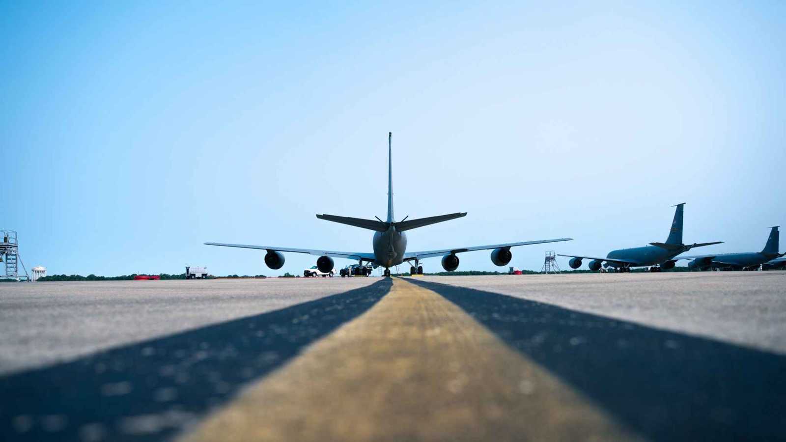 طرد مشبوه ووعكة صحية.. ماذا يحدث في قاعدة أندروز الأمريكية؟ (فيديو إرم)