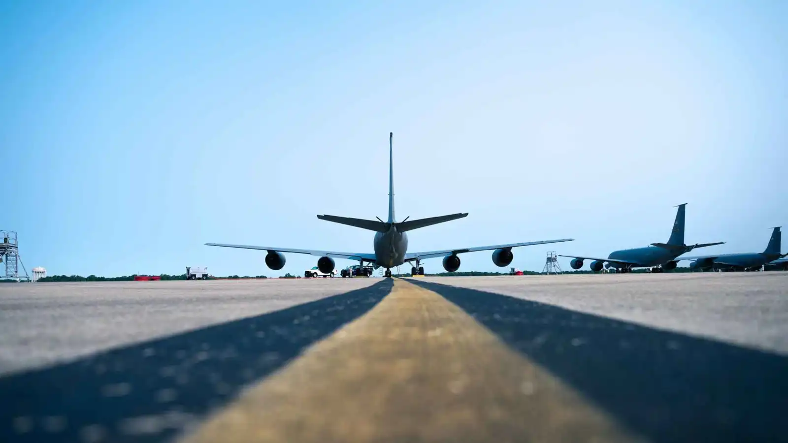 طرد مشبوه ووعكة صحية.. ماذا يحدث في قاعدة أندروز الأمريكية؟ (فيديو إرم)