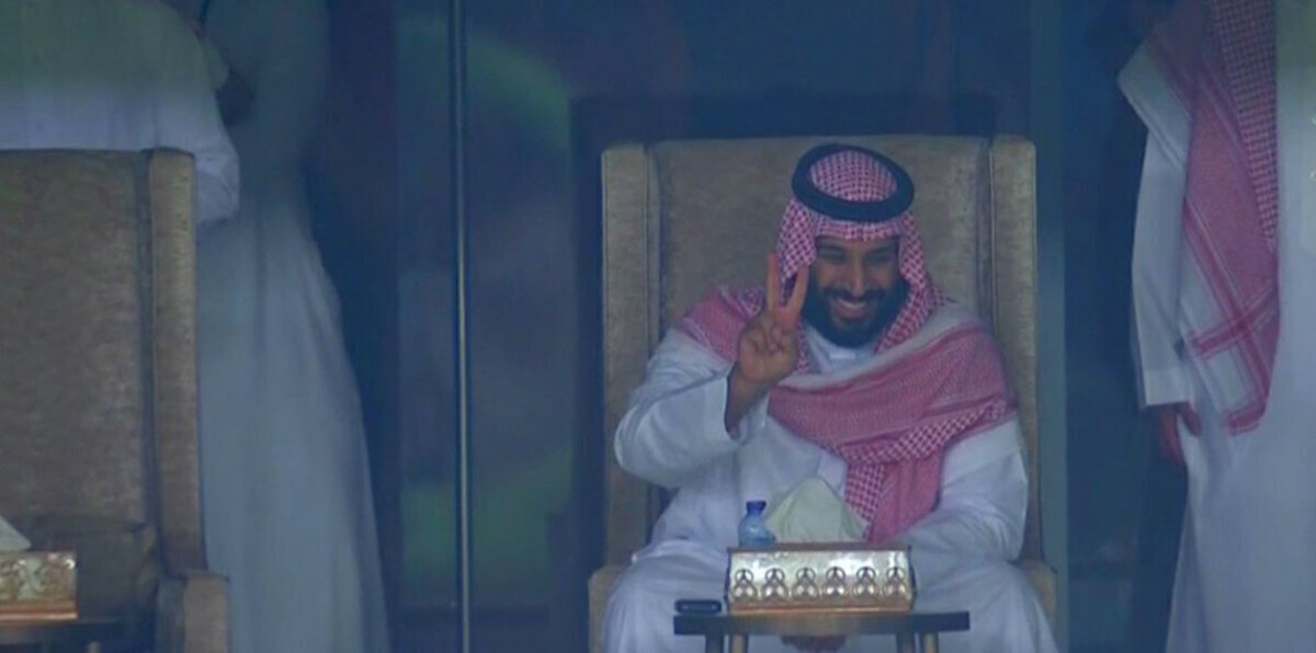 محمد بن سلمان يفاجئ جمهور ملعب مباراة السعودية واليابان (فيديو)