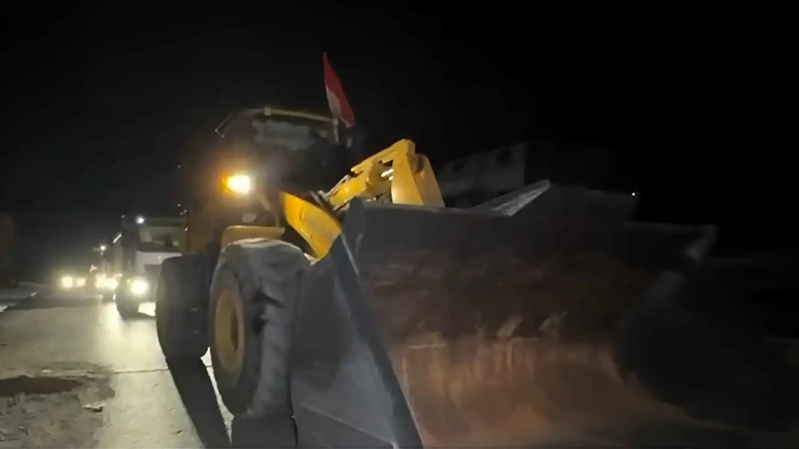 لانتشال جثث الرهائن.. آليات مصرية تصل وسط قطاع غزة (فيديو)