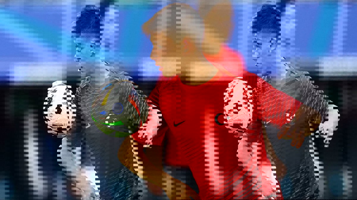 اصطدام الكرة بوجه غولر وسط استغراب مدربه قبل مباراة تركيا والتشيك (صور)