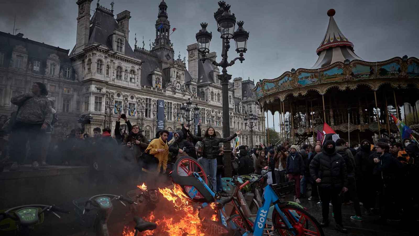 "وزير المتأخرين" يشجع عمال فرنسا على التأخر عن العمل