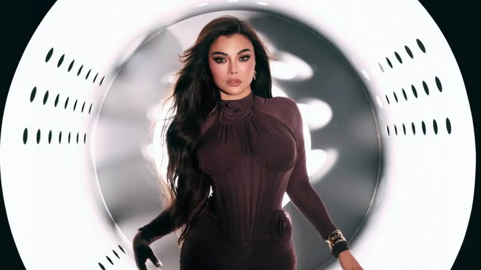 "تعويض مالي ضخم".. هيفاء وهبي تُقاضي طبيبًا شهيرًا