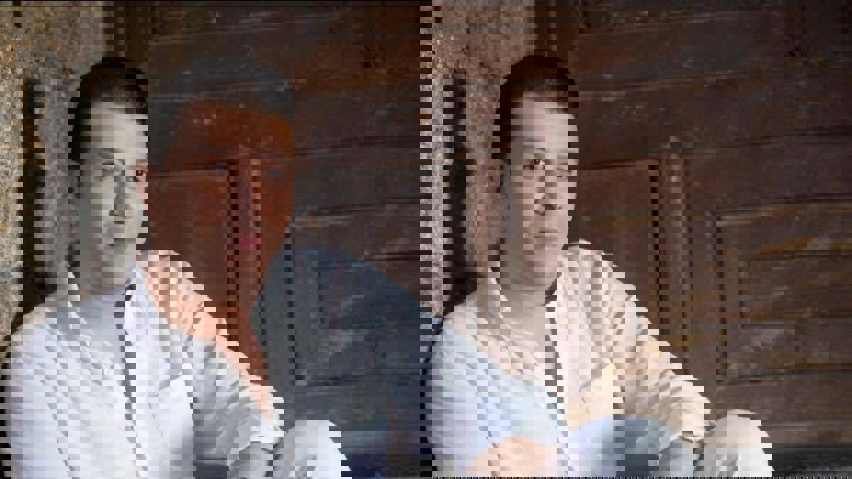 مصطفى كامل يهاجم أسرة حلمي بكر بسبب "صور العزاء التذكارية"