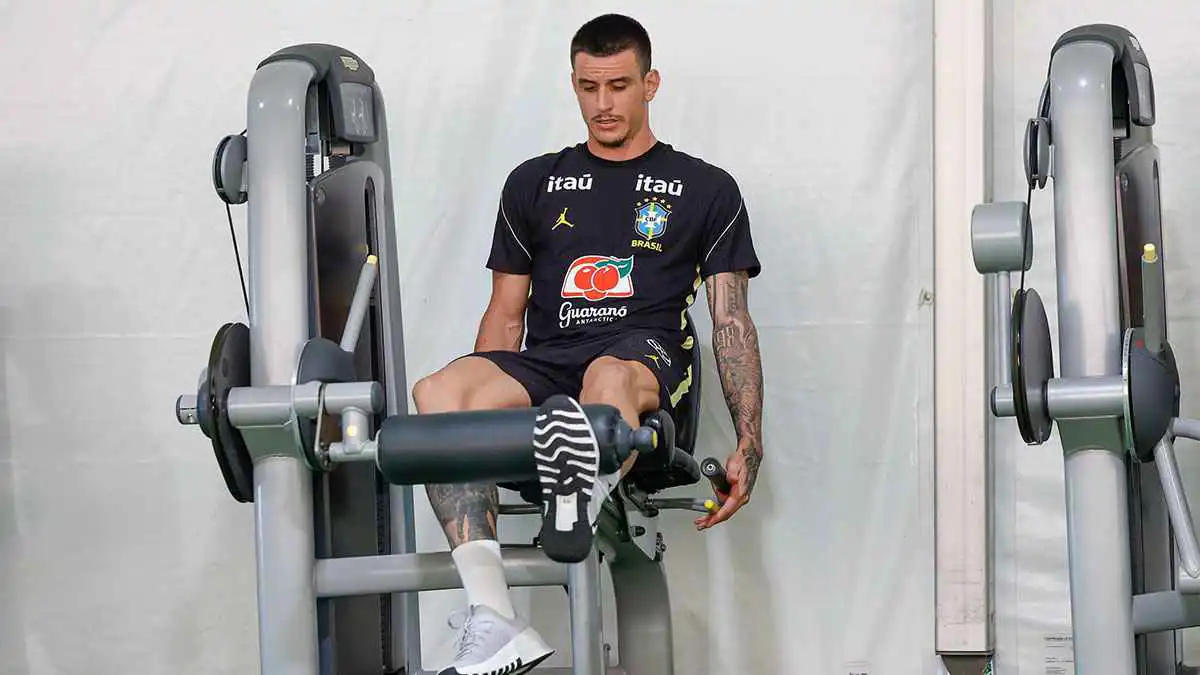 هل يشارك نجم الأهلي السعودي أساسيًّا في مباراة البرازيل وفرنسا؟