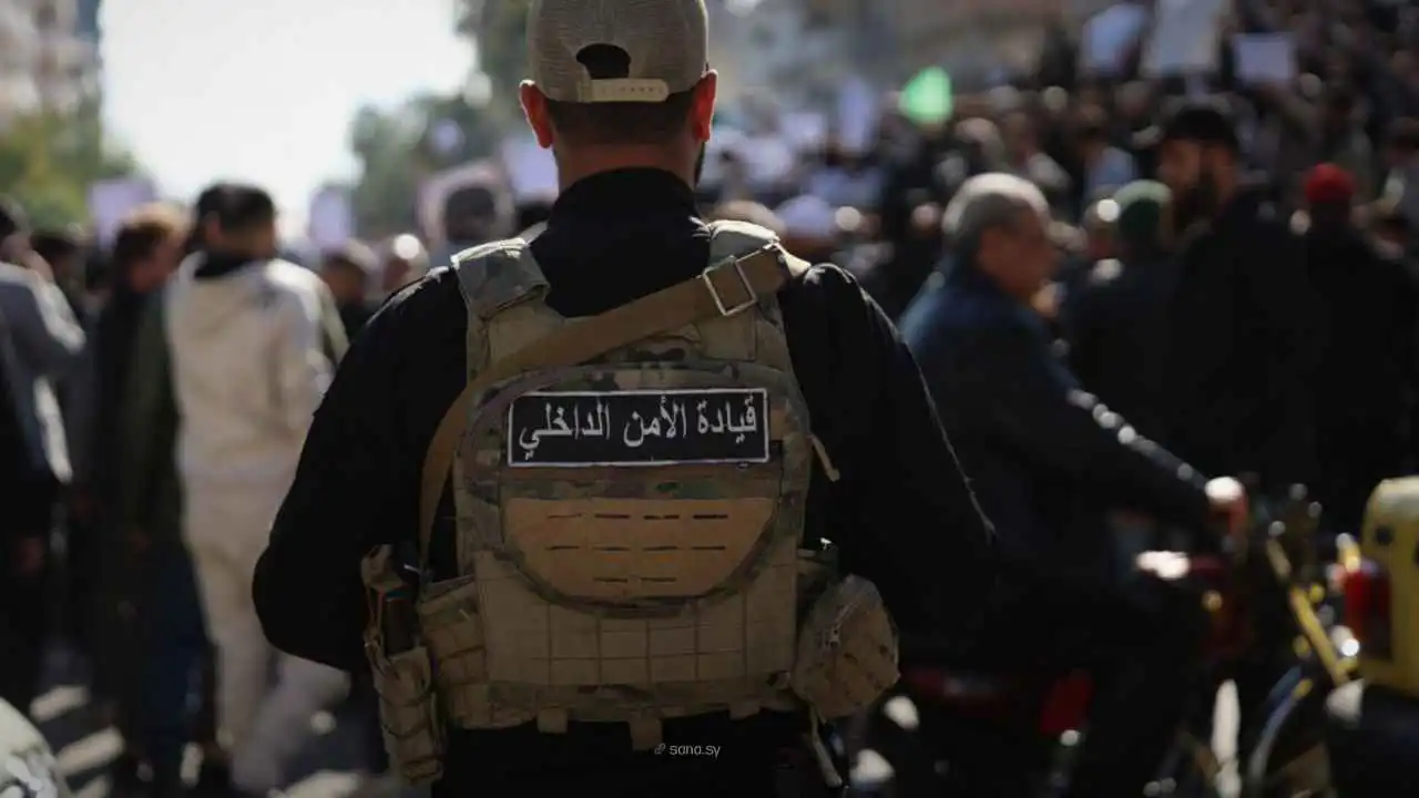 احتجاجات اللاذقية.. مقتل عنصر من الأمن الداخلي السوري (فيديو)