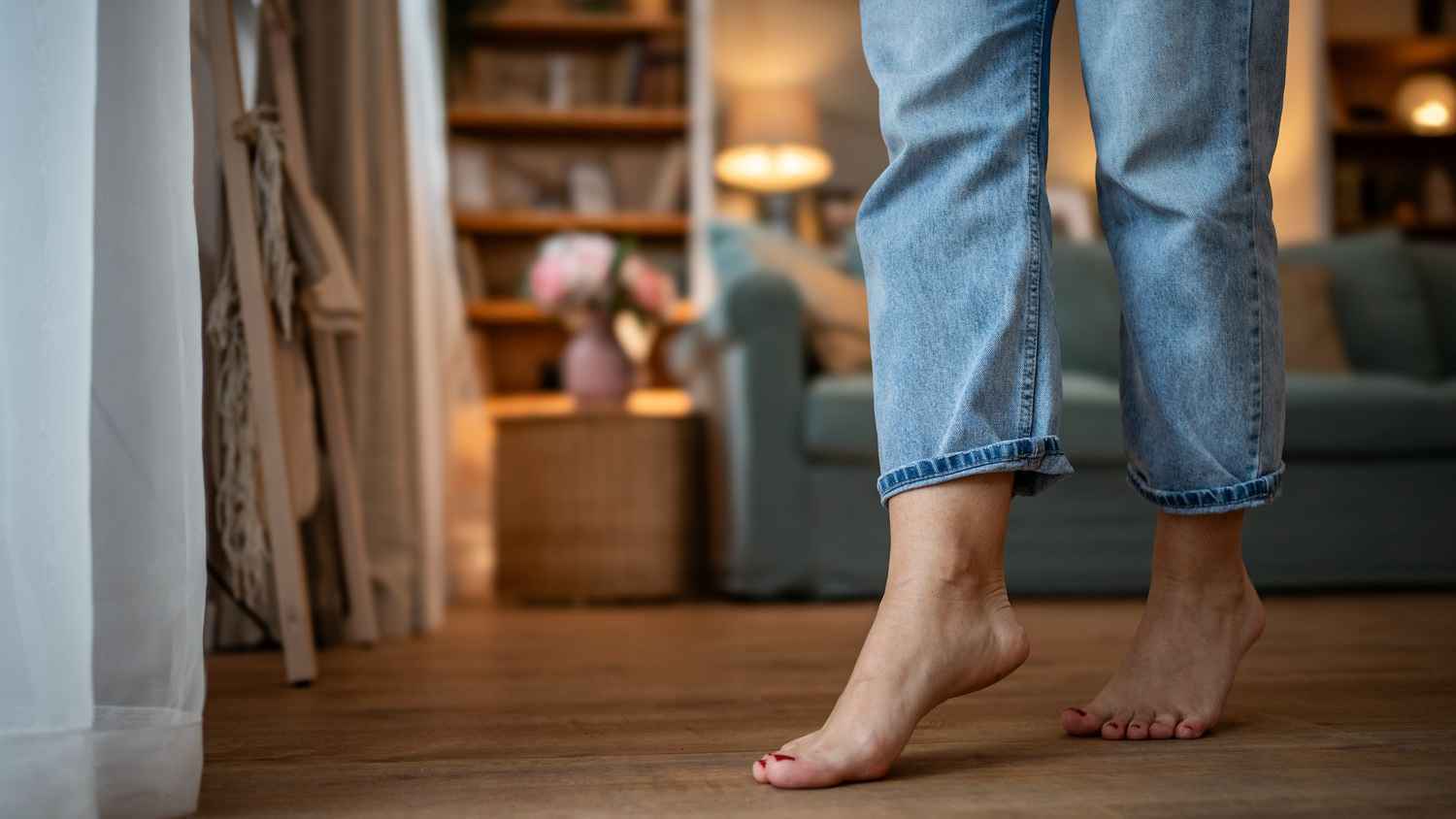 فوائد عديدة للمشي"حافي القدمين" في المنزل.. تعرف عليها