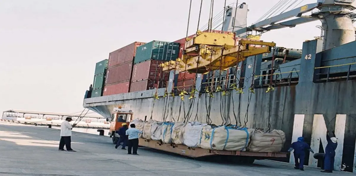 السعودية تعارض القوانين العالمية وترفض استقبال حاويات المشروبات الكحولية