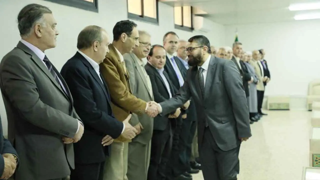 لقاء يثير الجدل.. وزير العدل السوري يصافح "قاضي الإعدامات"