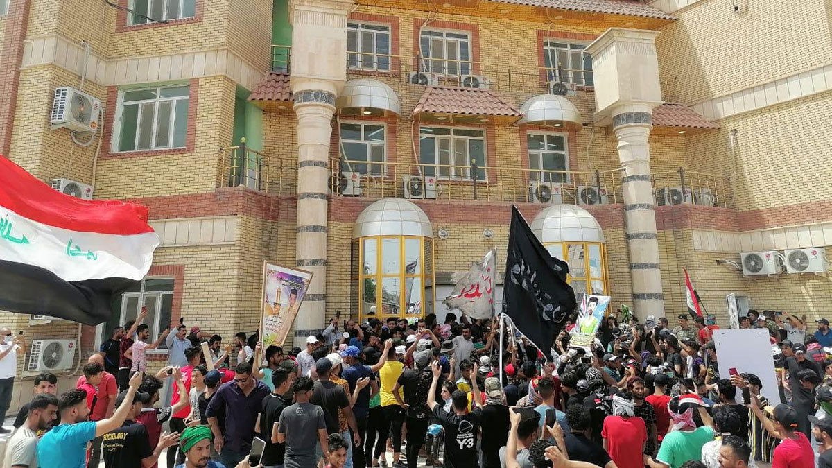 متظاهرون غاضبون يقتحمون مبنى محافظة ذي قار العراقية (فيديو)