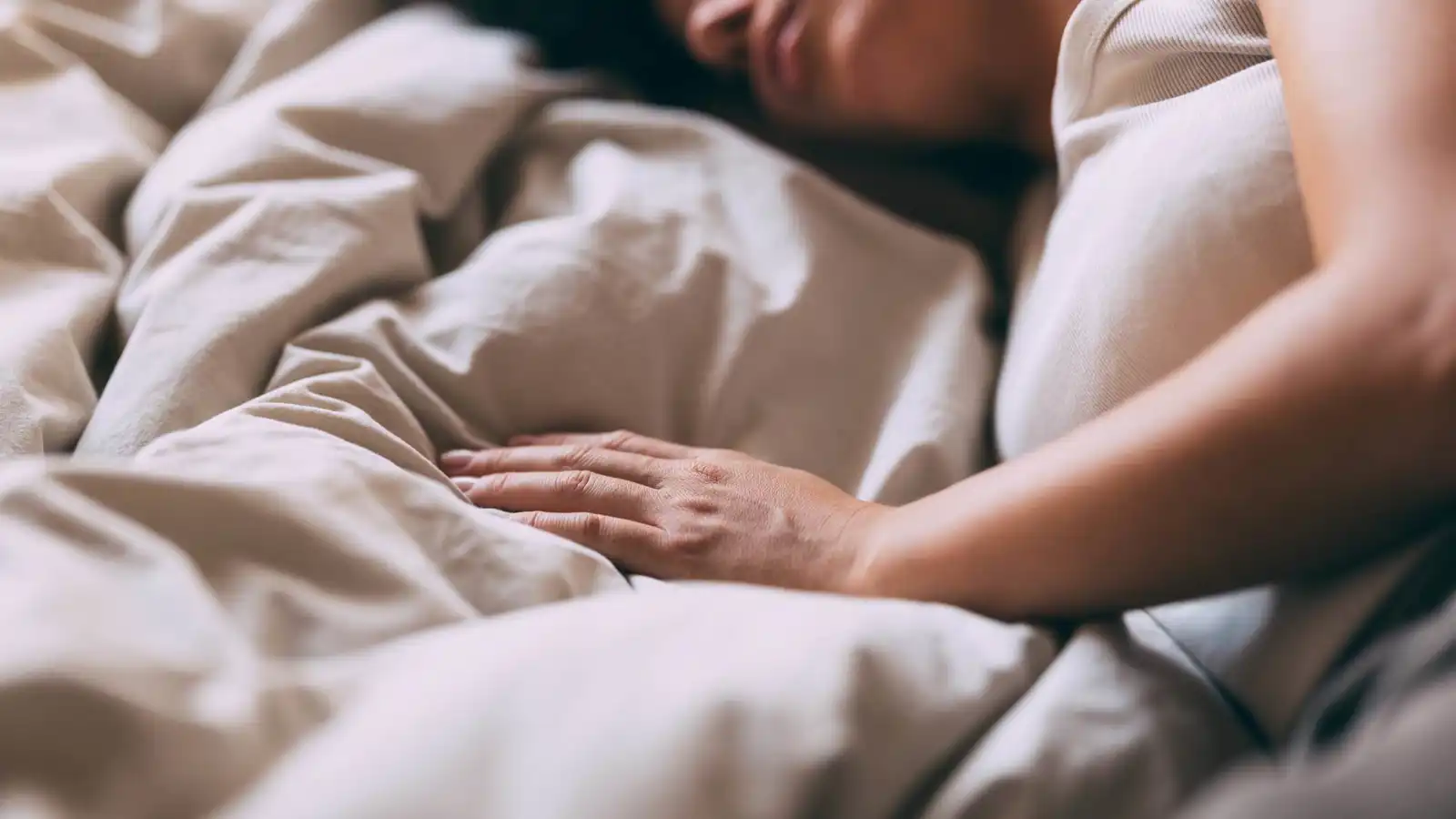 خدر اليدين أثناء النوم.. مؤشرات صحية يجب الانتباه لها