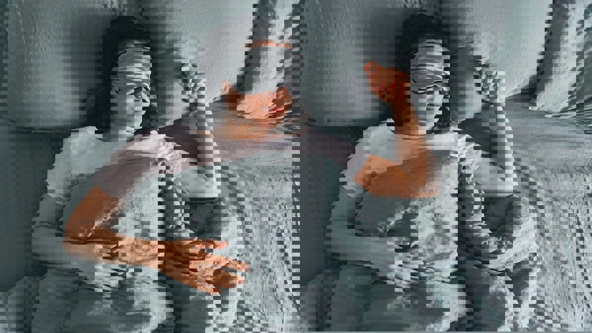 دراسة: النوم على الظهر يجعلك تبدو "أصغر سنا"