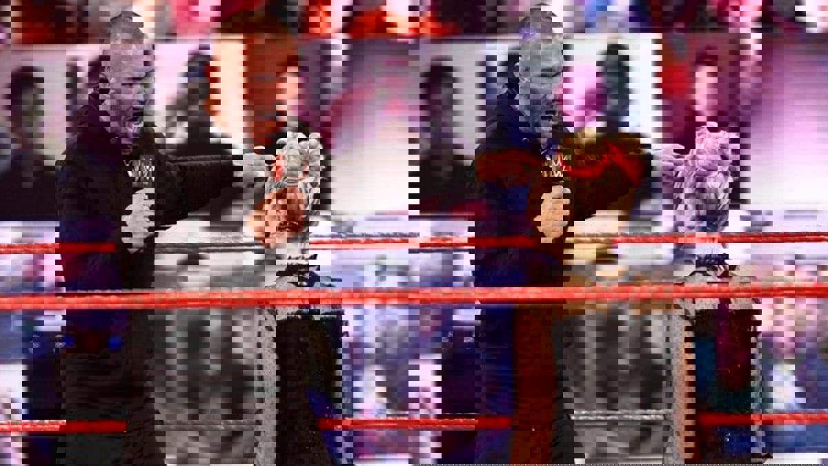 WWE.. راندي أورتن يدمر أصدقاء ذا فيند في فايرفلاي فان هاوس (فيديو)