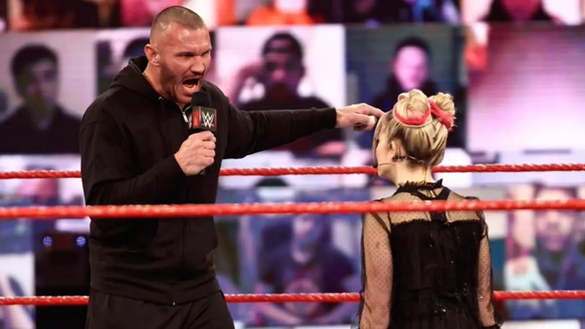 WWE.. راندي أورتن يدمر أصدقاء ذا فيند في فايرفلاي فان هاوس (فيديو)