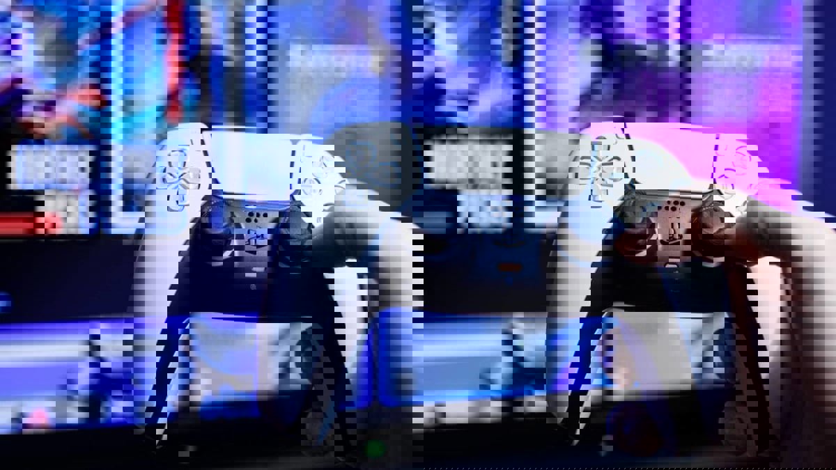 في سبيل "ألعاب الإنترنت".. مراهق ينفق كل مدخرات عائلته