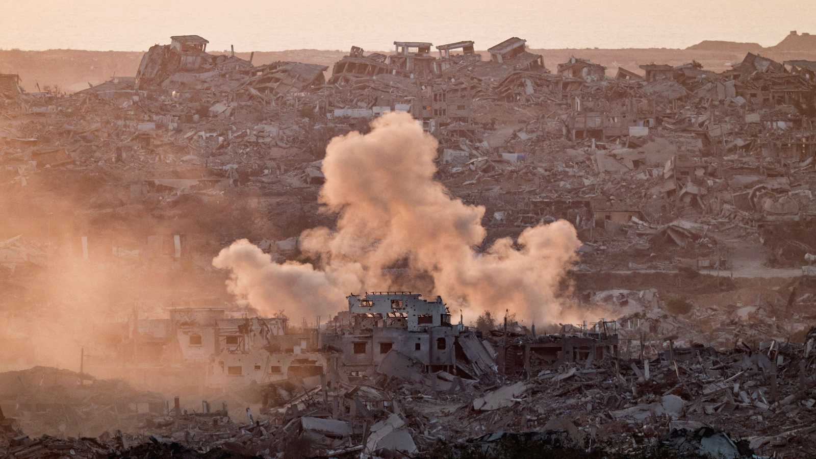 بينهم عائلات كاملة.. 45 قتيلا بغارات مكثفة على غزة