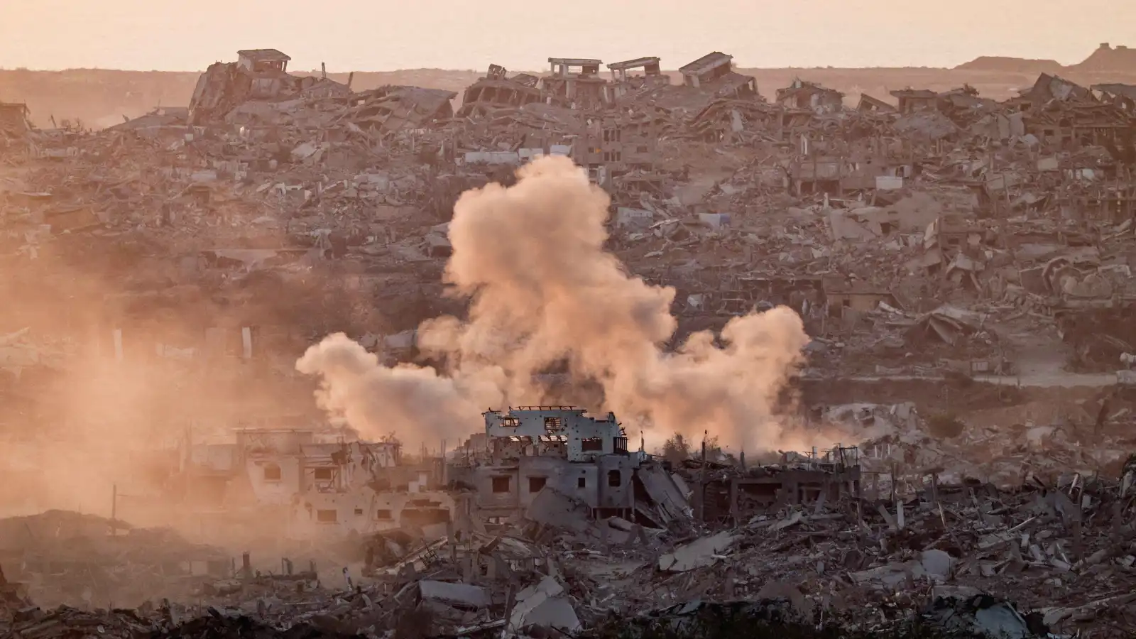 بينهم عائلات كاملة.. 45 قتيلا بغارات مكثفة على غزة