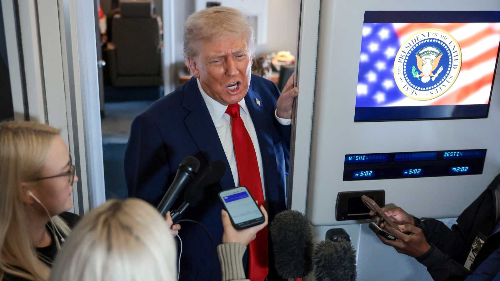 في طريق العودة من شرم الشيخ.. ترامب يوجه "رسائل غامضة" عن حل الدولتين