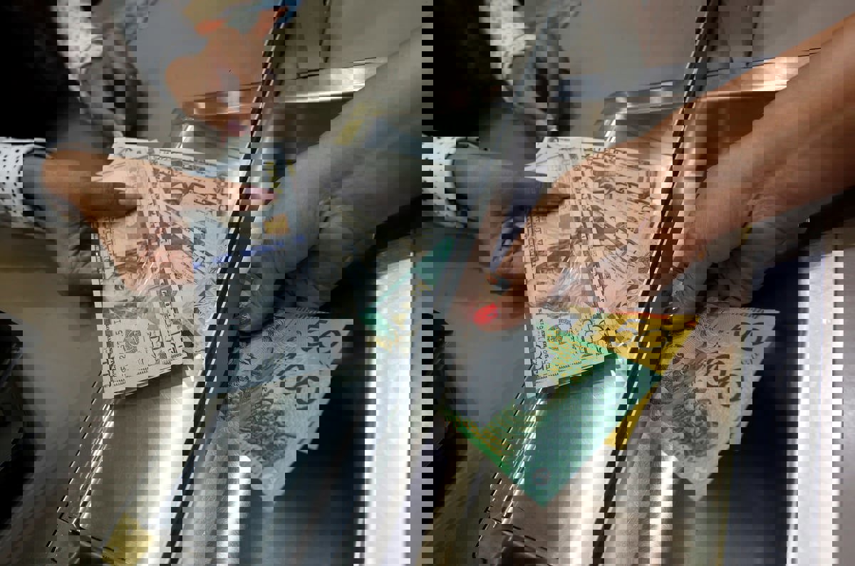 الدولار يتجه لتسجيل أكبر انخفاض أسبوعي