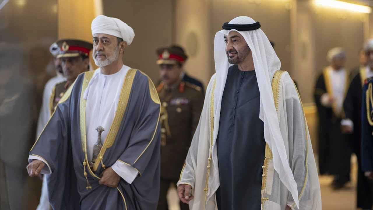 محمد بن زايد يصل إلى صلالة وسلطان عمان في مقدمة مستقبليه