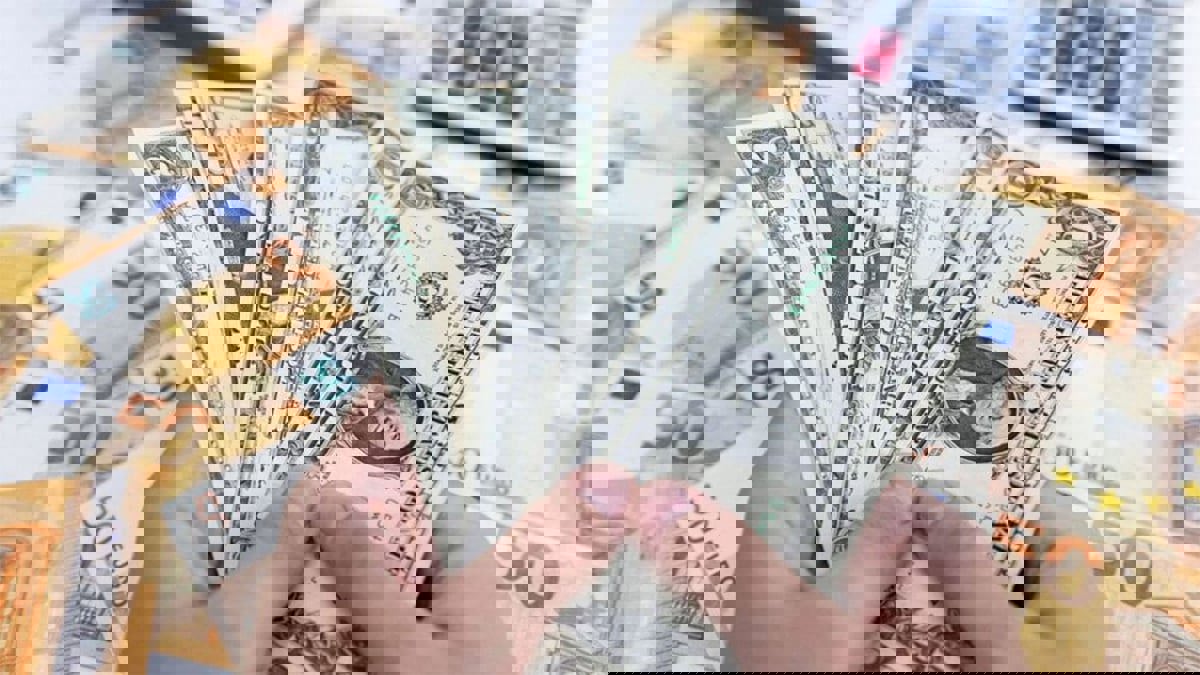 الدولار يحلق إلى أعلى مستوياته منذ 20 عاما