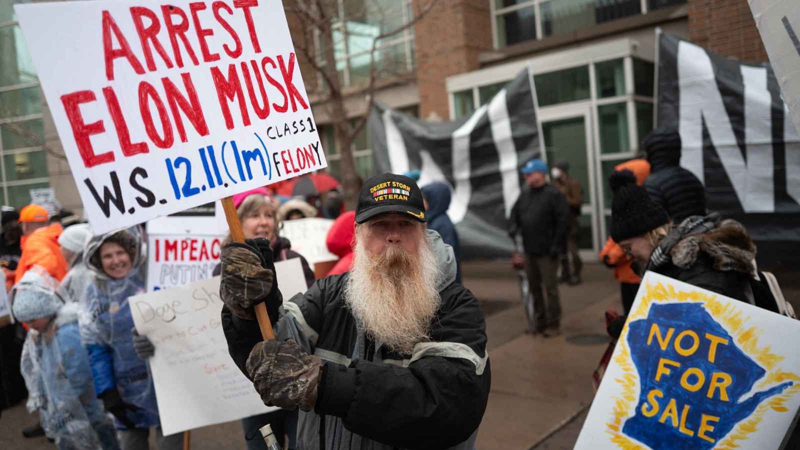 "ارفعوا أيديكم".. مظاهرات أمريكية حاشدة ضد ترامب وماسك