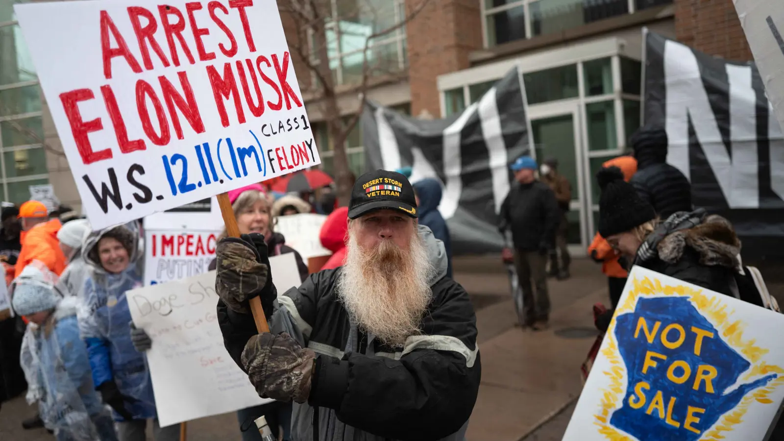 "ارفعوا أيديكم".. مظاهرات أمريكية حاشدة ضد ترامب وماسك