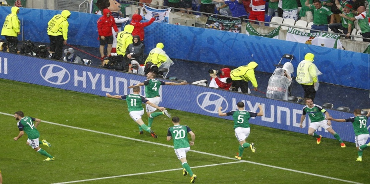 أيرلندا الشمالية تنعش آمالها بالتأهل للأدوار الإقصائية بثنائية في مرمى أوكرانيا