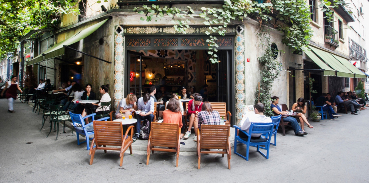 رمضان في تركيا.. خمور ودعوات علنية للبغاء في شوارع إسطنبول