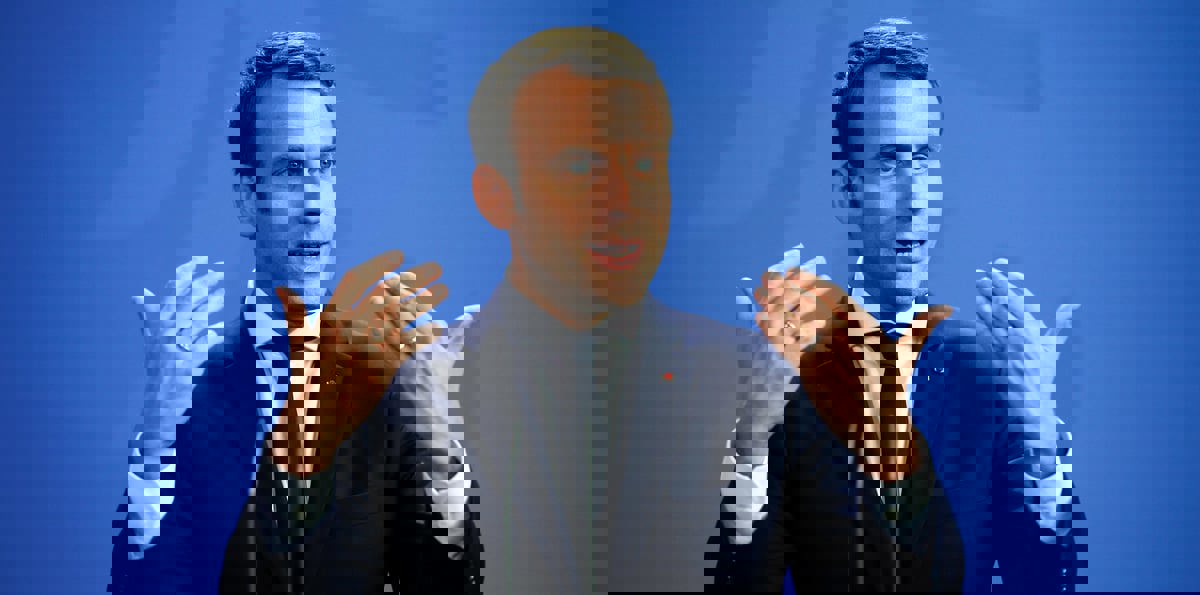 ماكرون يدعو لأوروبا طموحة أثناء تسلمه جائزة شارلمان