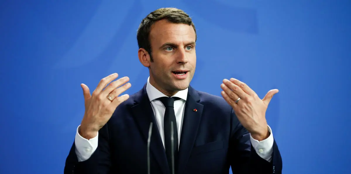 ماكرون يدعو لأوروبا طموحة أثناء تسلمه جائزة شارلمان