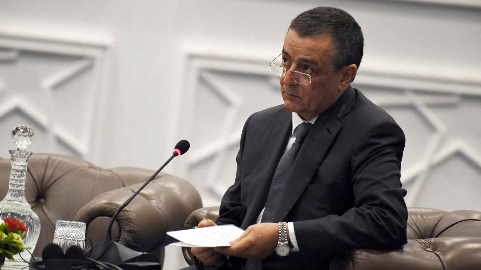 محكوم بـ100 سنة سجن.. "وزير هارب" ينجو من التسليم بسبب الخلاف الفرنسي الجزائري