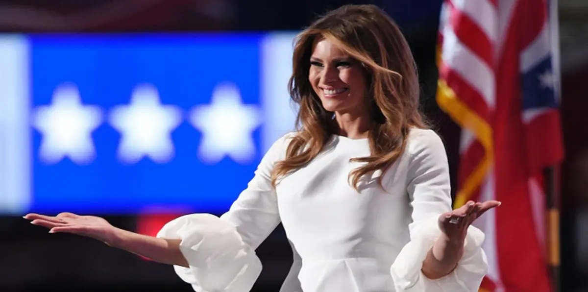 شاهد بالفيديو.. ماذا فعلت ميلانيا ترامب عندما همس لها زوجها خلال حفل تنصيبه؟