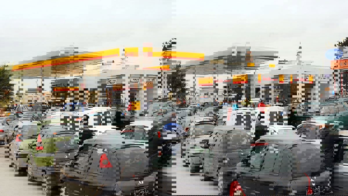 إضراب شاحنات نقل المحروقات يشل حركة المرور في تونس