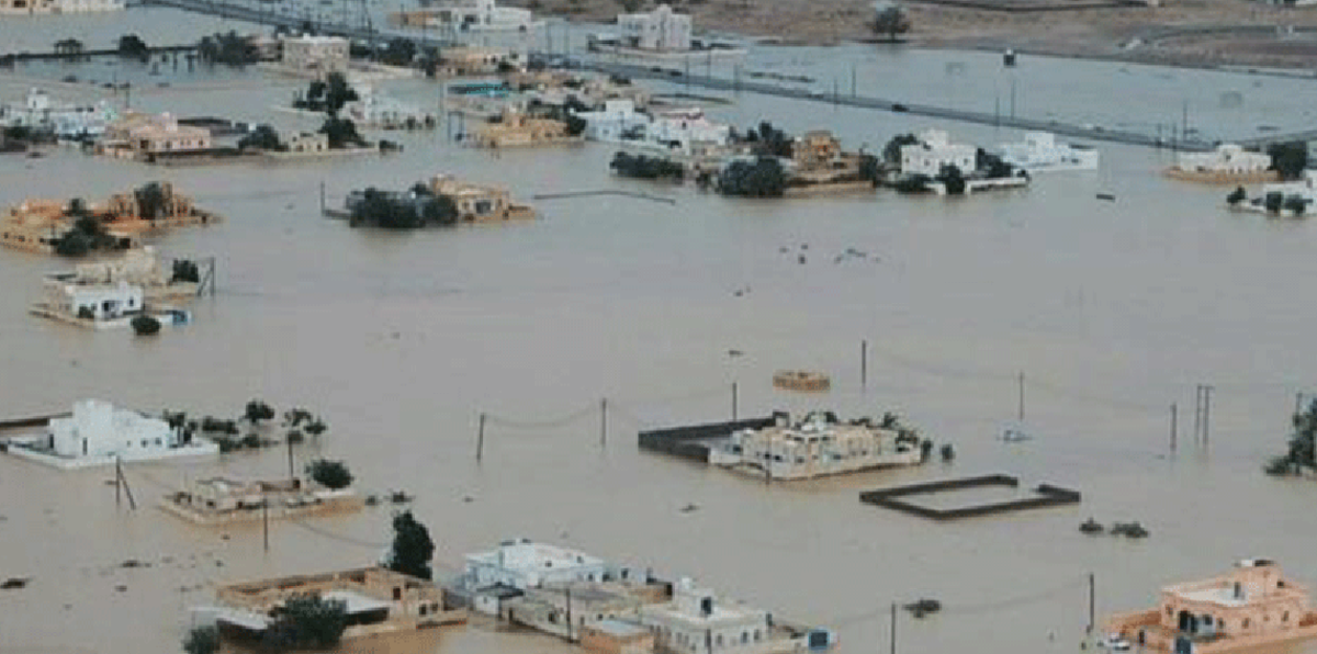 اليمن.. انهيار منازل وانقطاع الاتصالات كليًا في مدينة حوف إثر إعصار "مكونو"