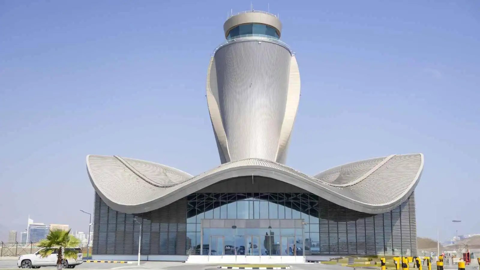 الإمارات.. مطار الفجيرة الدولي يسير رحلات عارضة في ظل التطورات